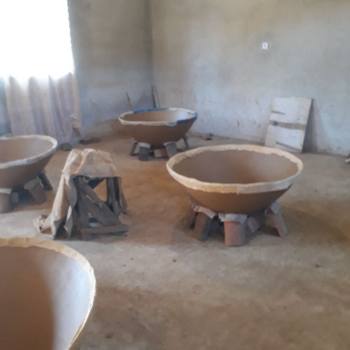 Fabrication progressive avec gestion du séchage pour que la poterie ne s’effondre pas.