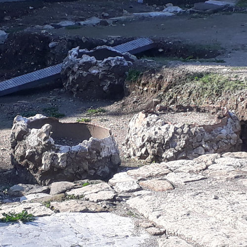 Qwevri de fouilles archéologique montrant bien la gangue en pierre et chaux dans laquelle il est enserré.
