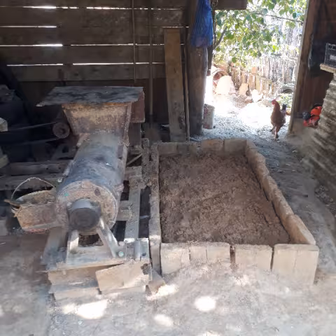 Malaxeur à l’ancienne pour mélanger les différents types de terre (argiles, sables…)