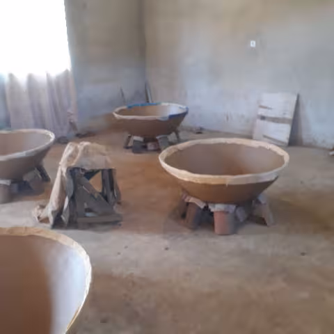 Fabrication progressive avec gestion du séchage pour que la poterie ne s’effondre pas.