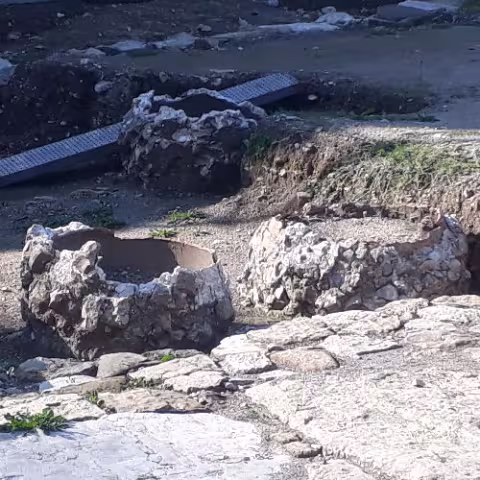 Qwevri de fouilles archéologique montrant bien la gangue en pierre et chaux dans laquelle il est enserré.