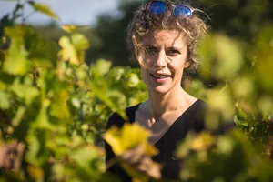 Alix Standley dans les vignes